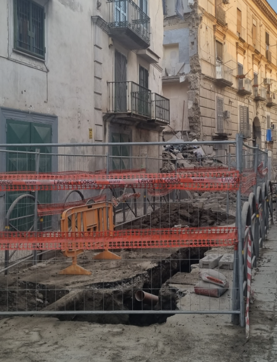 Crolla uno dei palazzi sgomberati, nessun ferito