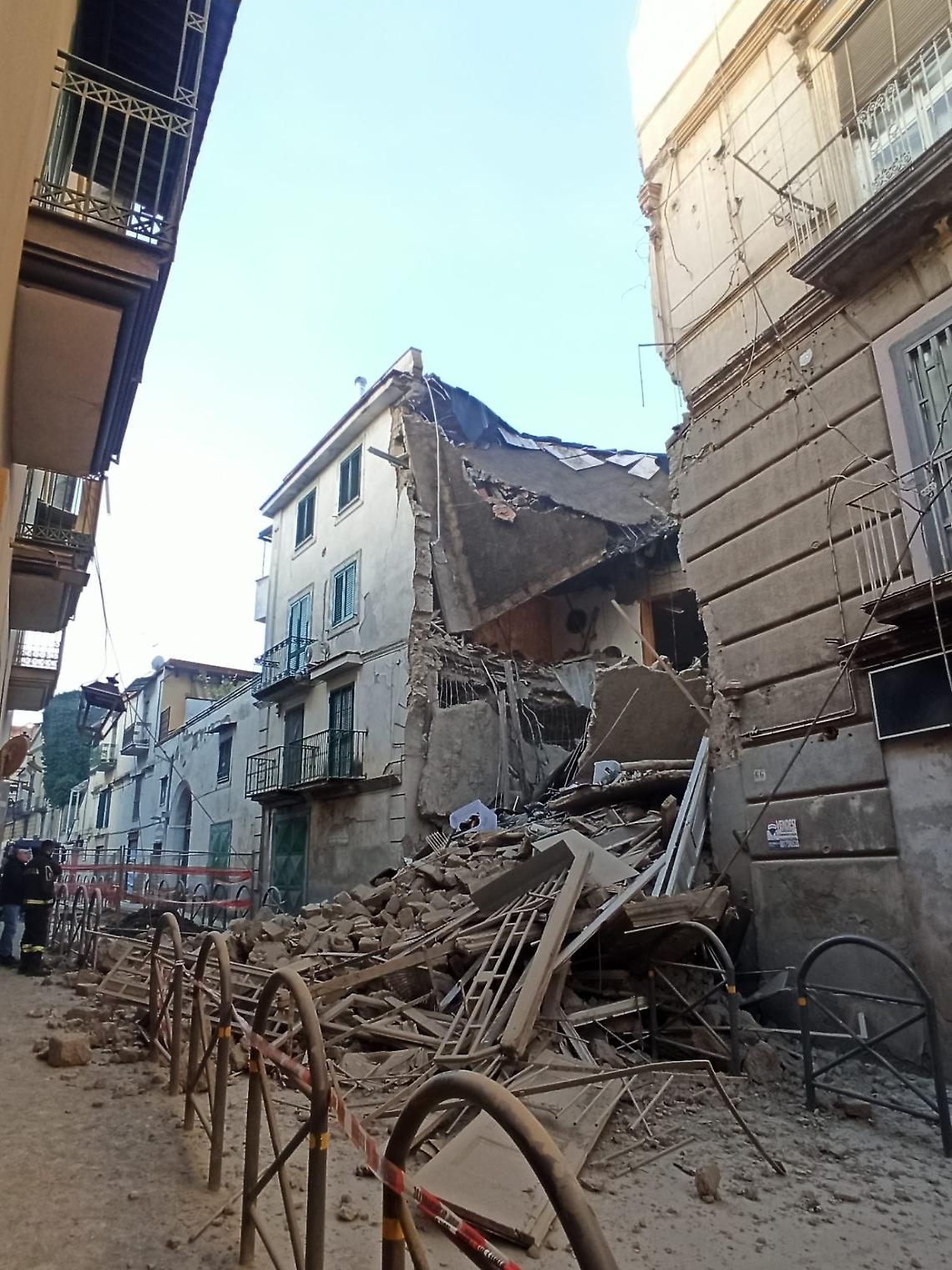 Crollo a Casoria, &laquo;le porte di casa non chiudevano&raquo;