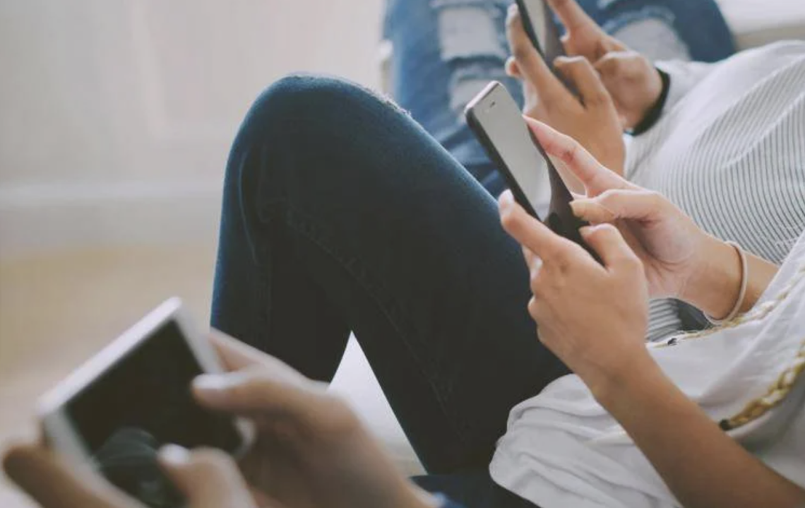 Gli adulti hanno smesso di fare da argine, da maestri dell&rsquo;attesa