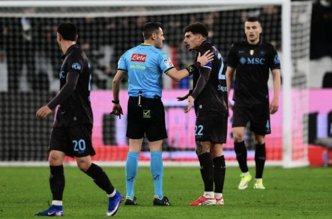 Hojlund e Vergara cadono in area, Conte chiede rigore: proteste in Juventus-Napoli