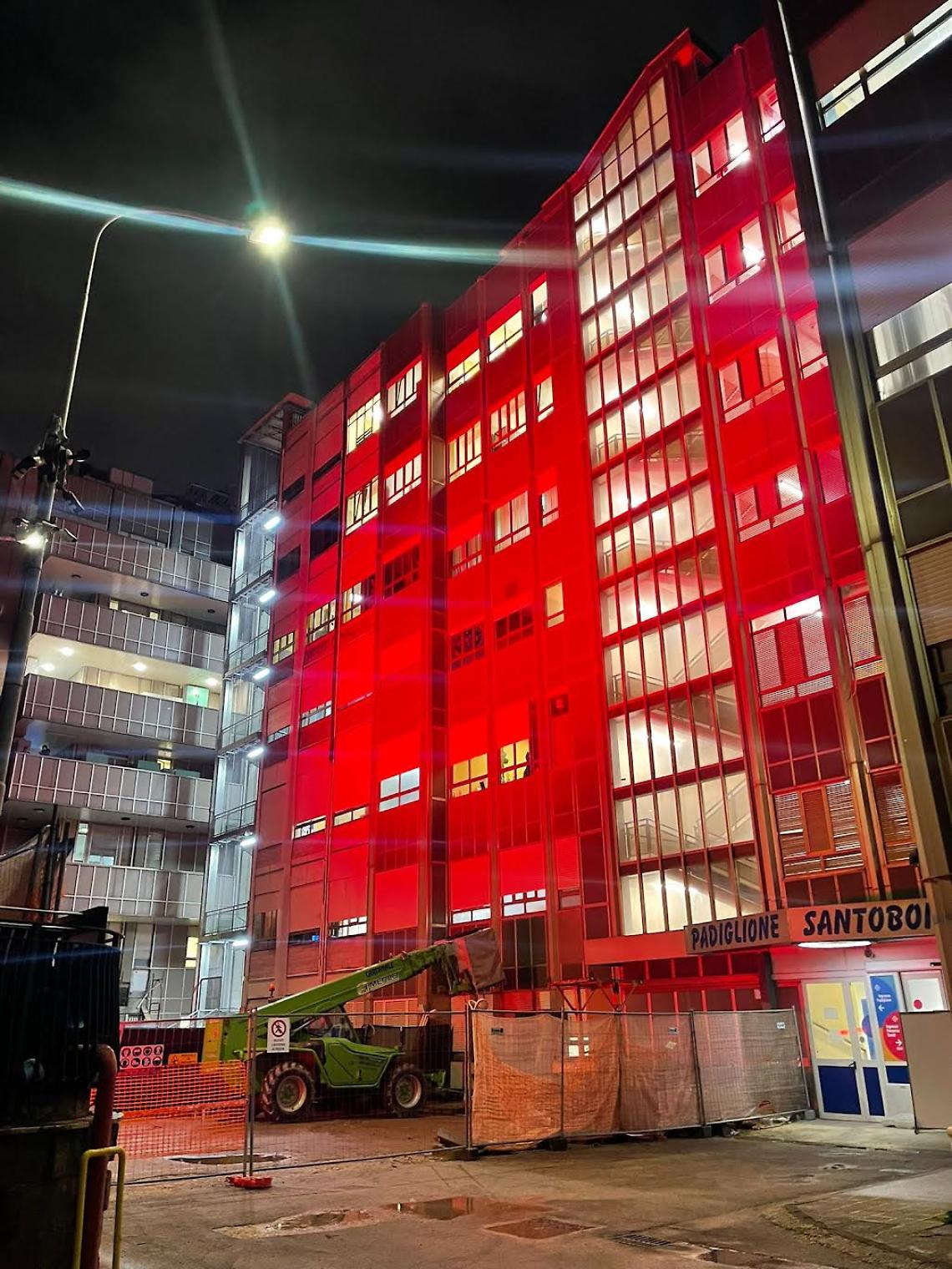 Il Santobono s'illumina di rosso e ricorda il piccolo Sergio De Simone