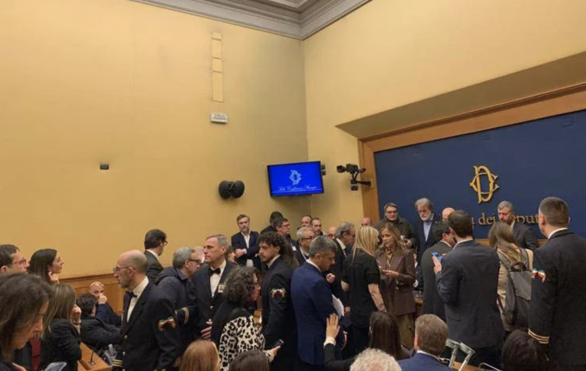 Convegno remigrazione alla Camera, opposizioni occupano sala stampa e cantano Bella Ciao