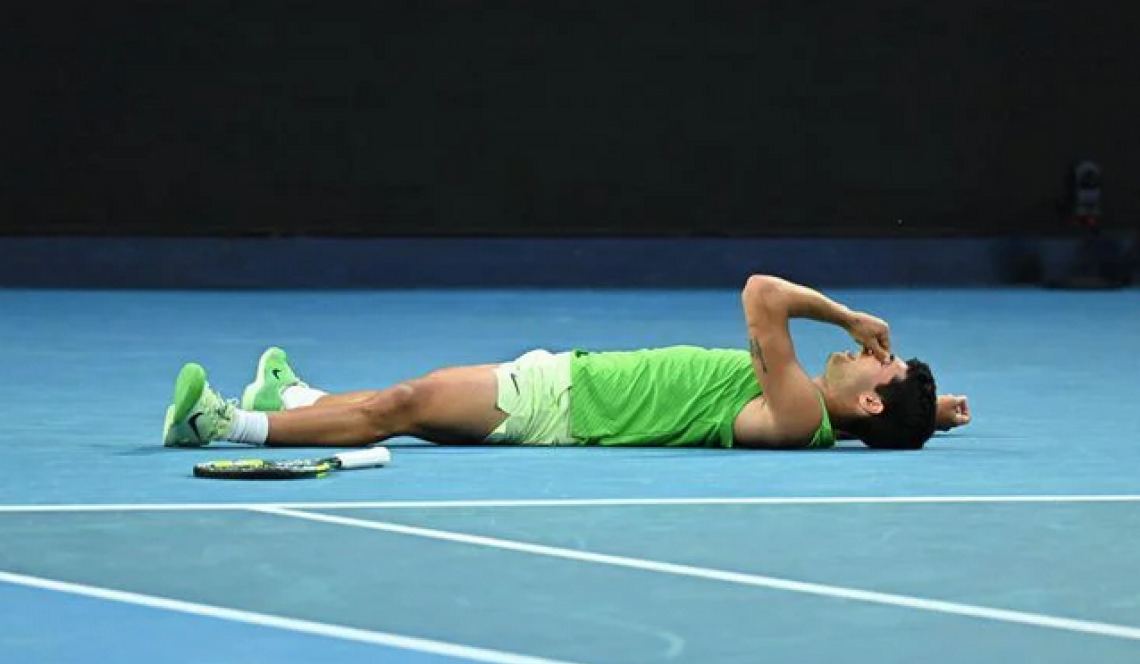 Alcaraz trionfa a Melbourne, Djokovic ko in 4 set