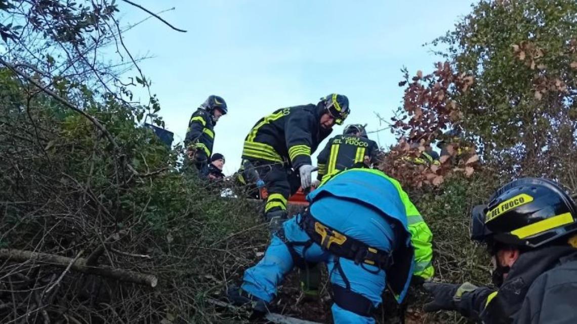 Auto finisce nel burrone: un morto e un ferito grave