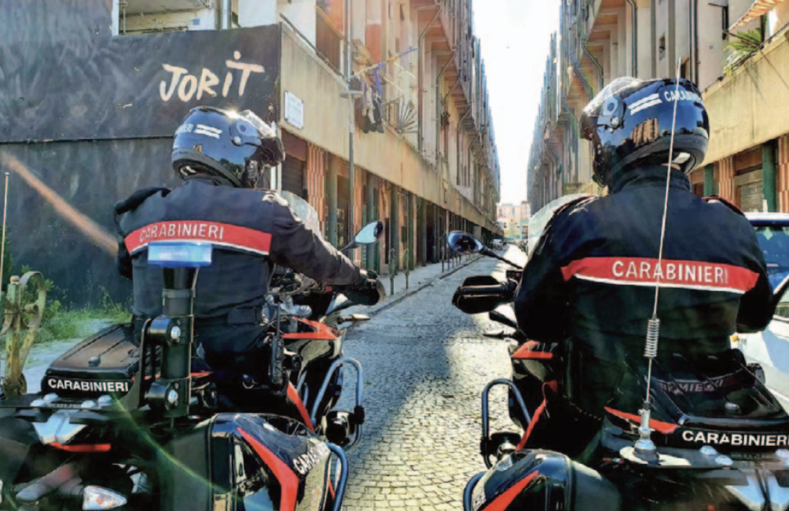 Spari dal balcone, scoppia il panico