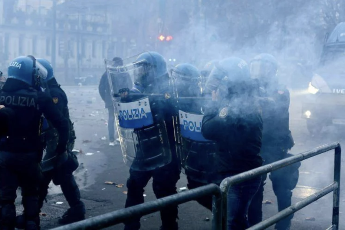 Scontri Askatasuna, domiciliari per il presunto aggressore del poliziotto