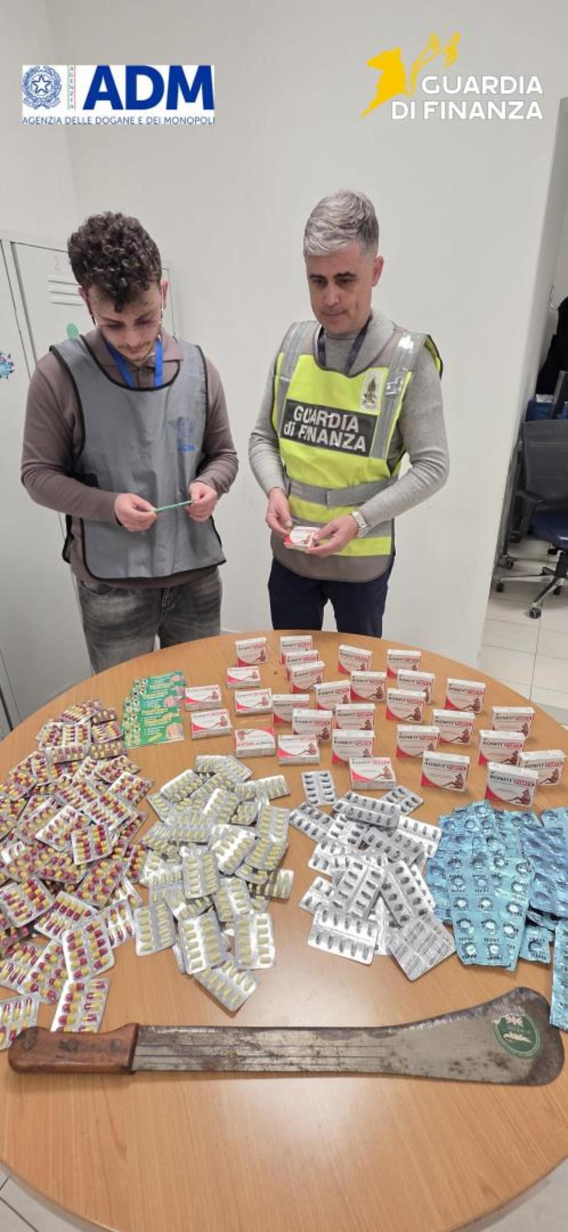 Torna in Italia con machete e prodotti vegetali pericolosi, denunciato