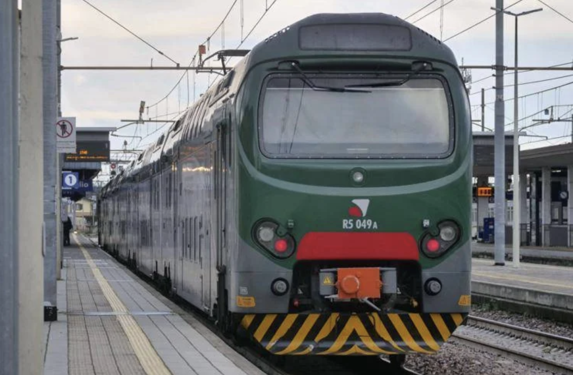 Bologna, cavi tranciati vicino alla stazione: rallentamenti e ritardi dei treni fino a 2 ore