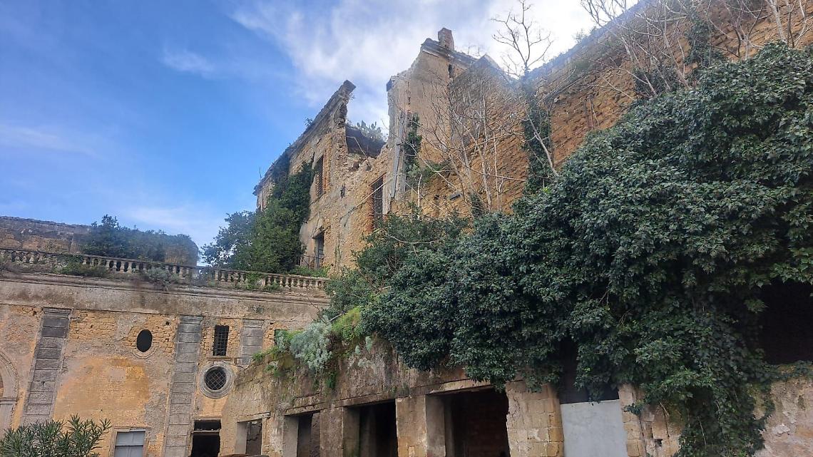 Crolla una parete nel Palazzo d'Avalos a Procida, nessun ferito