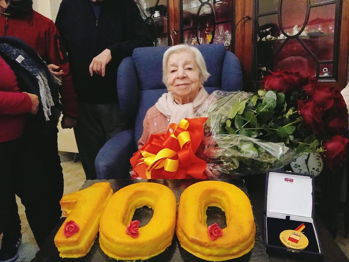 I primi cento anni di nonna Carmela, rose rosse dal sindaco
