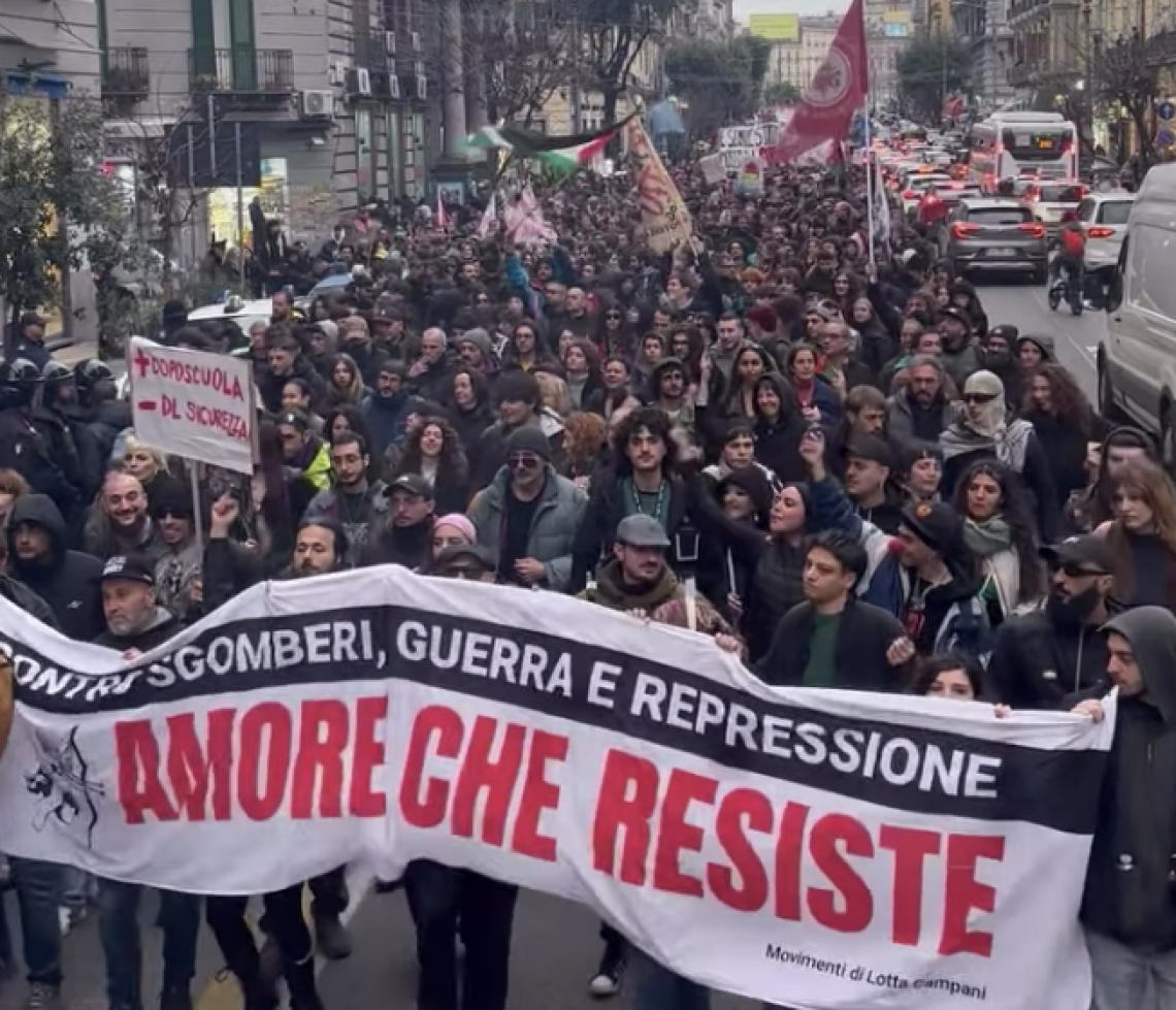 Napoli, duemila in corteo contro gli sgomberi dei centri sociali