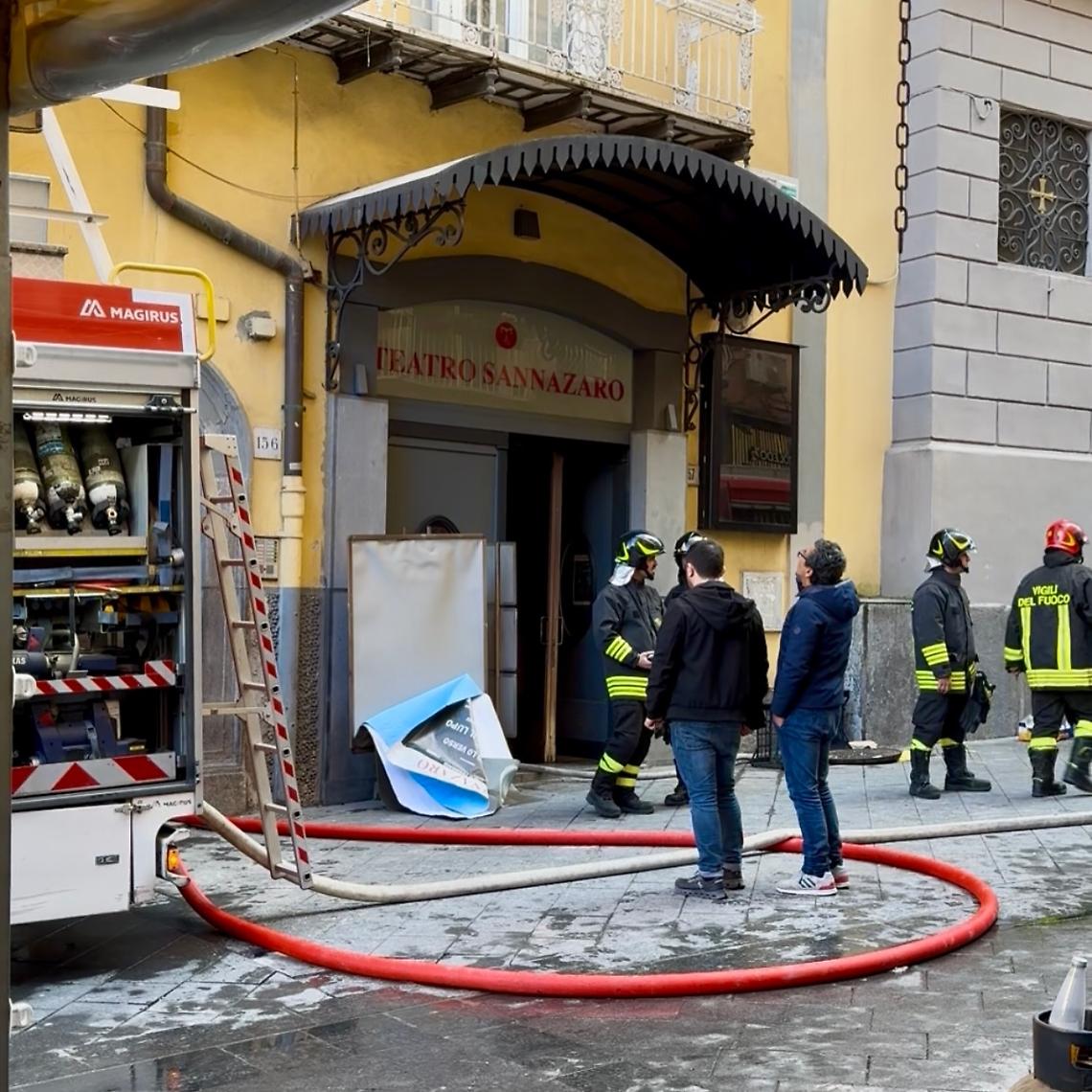 Sannazaro, domato l'incendio: due vigili del fuoco feriti nel crollo di un palchetto