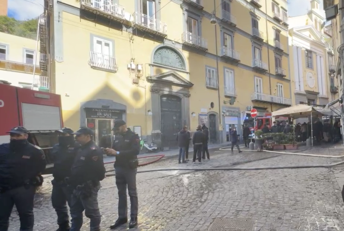 Incendio al Sannazaro, i residenti: &laquo;Come un pezzo di famiglia andato in fumo&raquo;