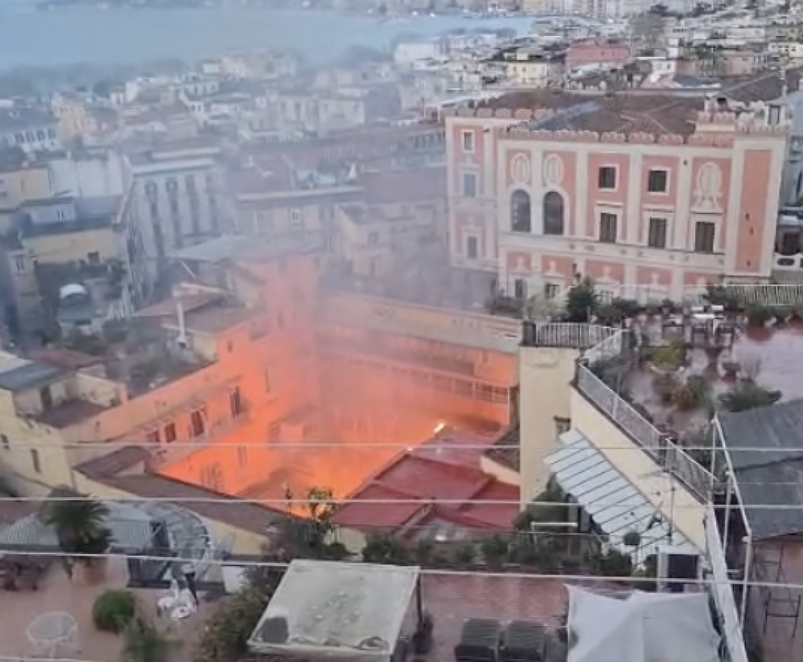Brucia la cupola del teatro Sannazaro, fiamme altissime a Chiaia