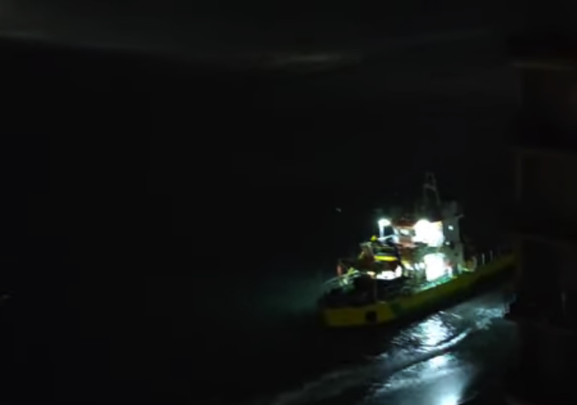 Un video della nave insabbiatasi a pochi metri dal lungomare stabiese
