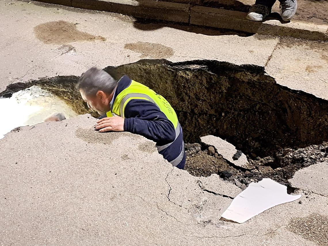 Si apre una voragine in via Torre Cervati