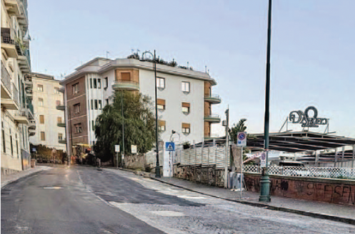 Asfalto sui sampietrini, scempio in via Aniello Falcone