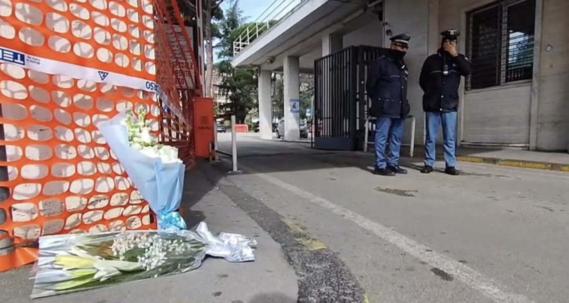 Fiori bianchi al Monaldi per il piccolo Domenico, l'omaggio dei cittadini