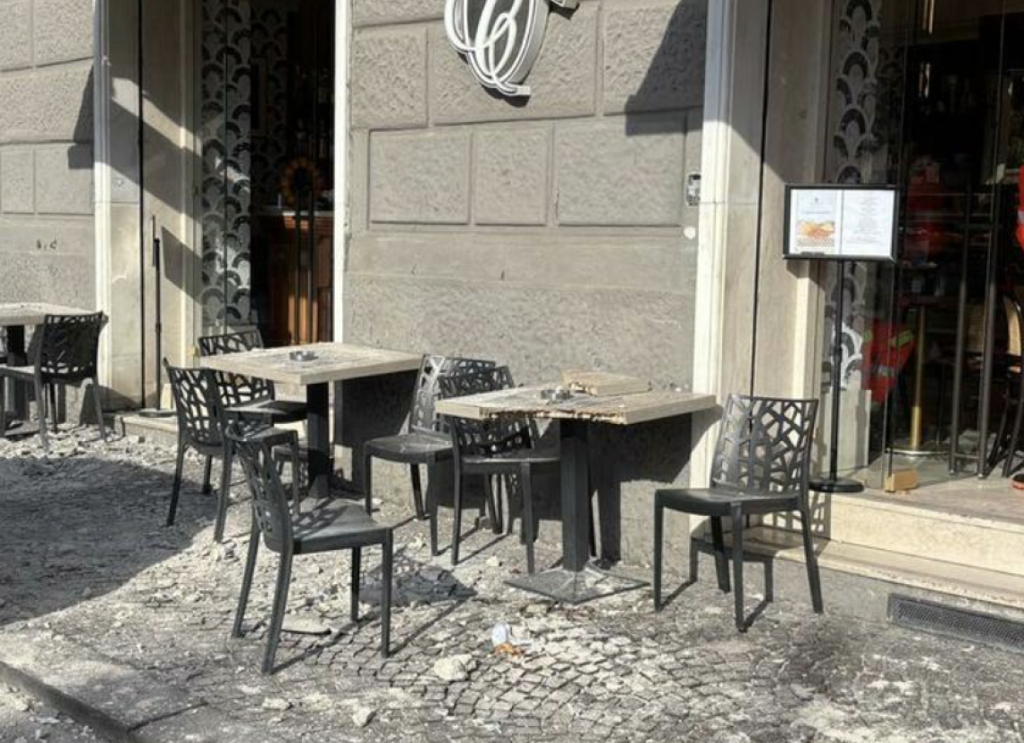 Crollano calcinacci di fronte al Teatro San Carlo