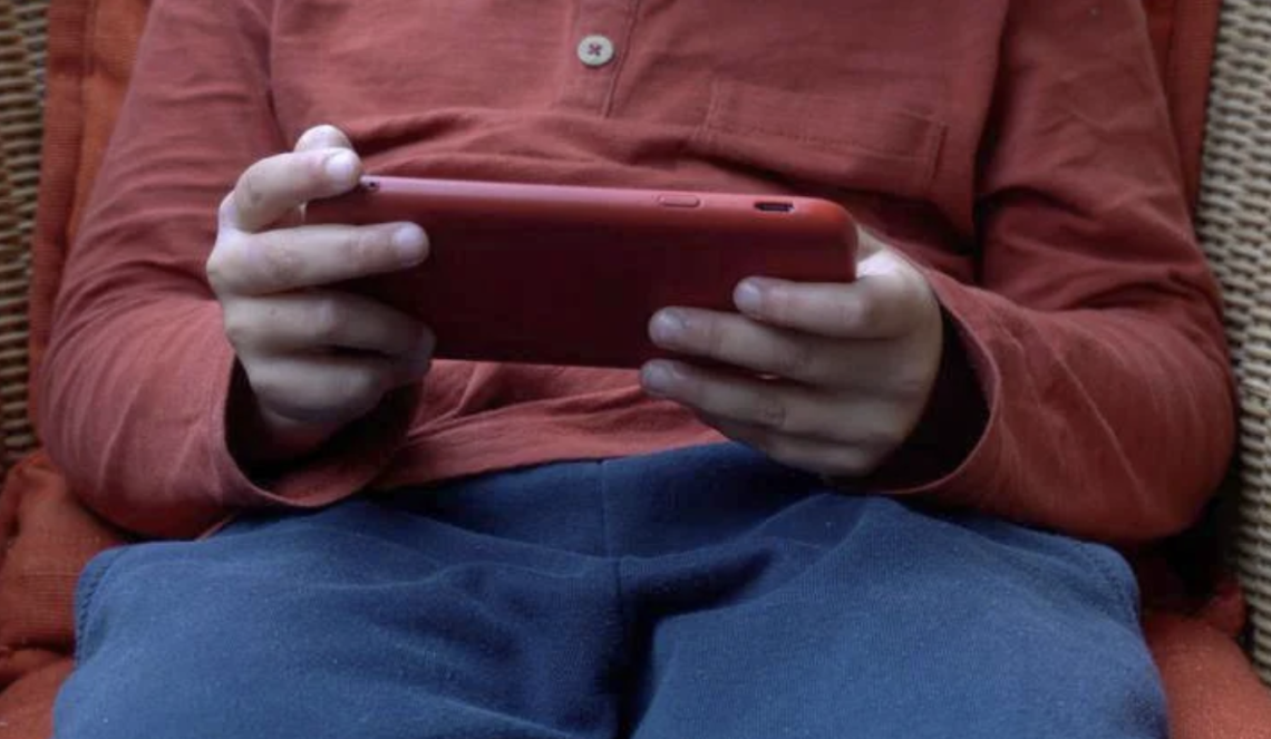 Diretta social per prendere in giro un uomo, il video postato da un 11enne