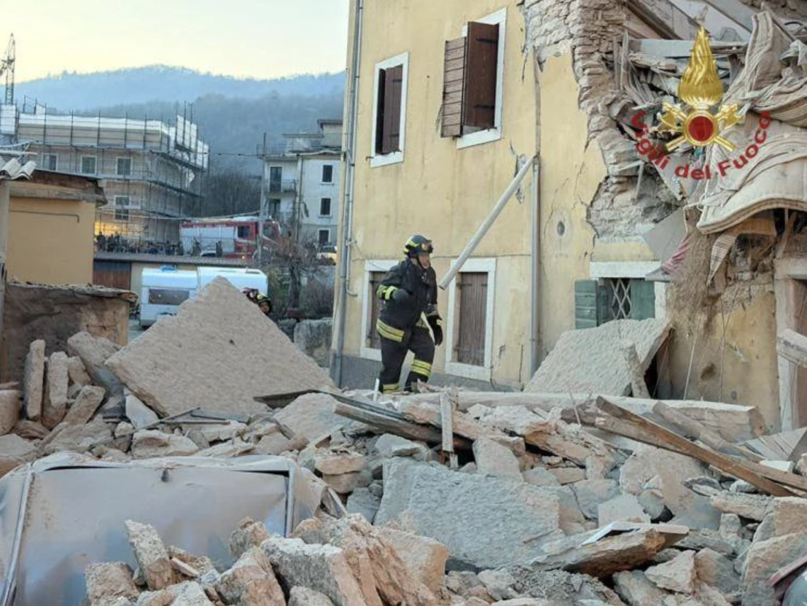 Esplode bombola di gas e crolla palazzina di tre piani: un morto e 3 feriti