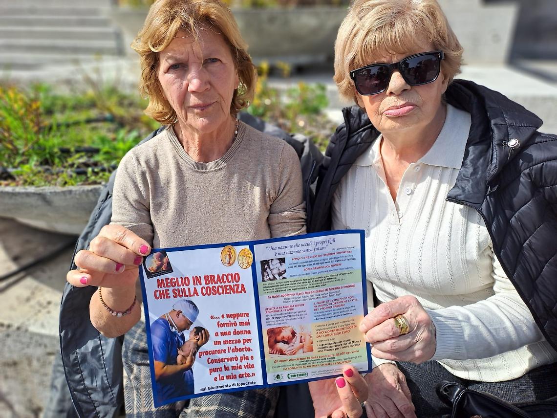 Pro-Life napoletani in preghiera davanti all'ospedale Cardarelli
