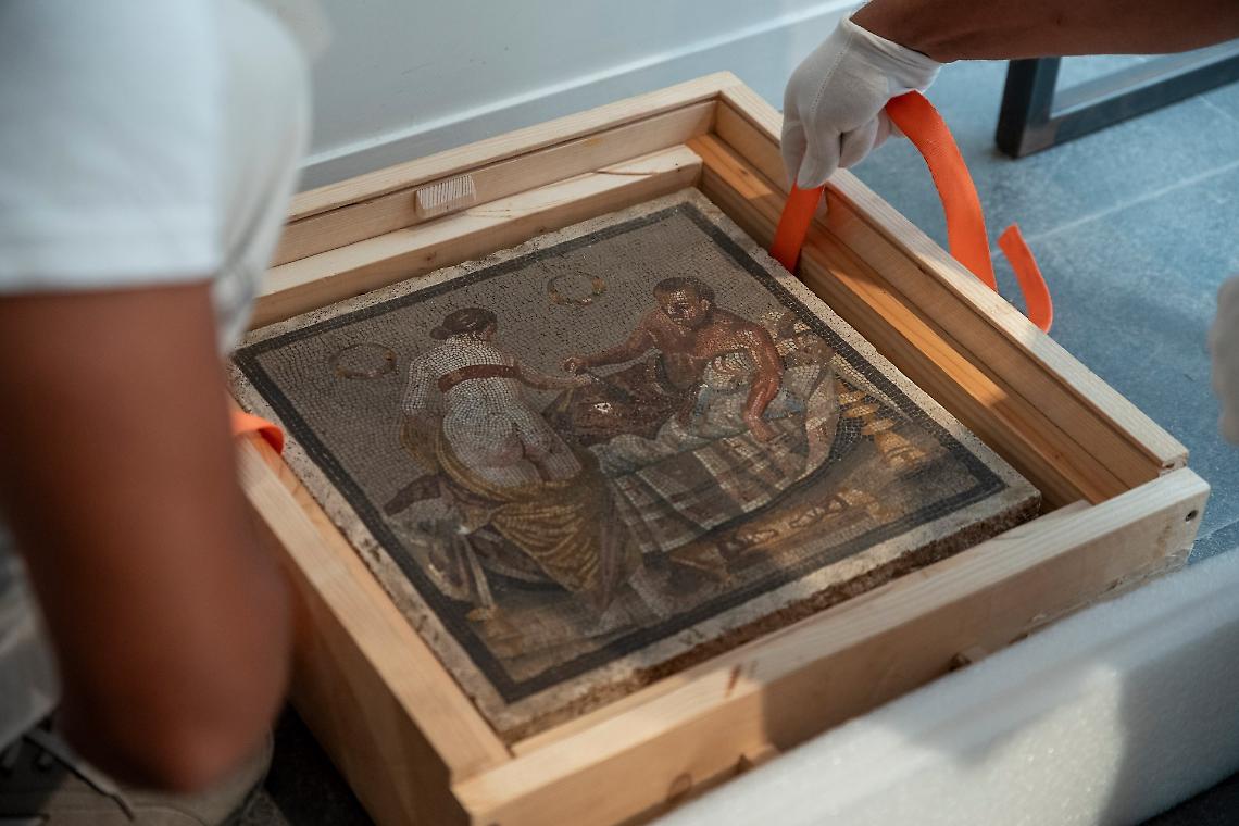 Studio su mosaico a Pompei, proviene da una villa nelle Marche