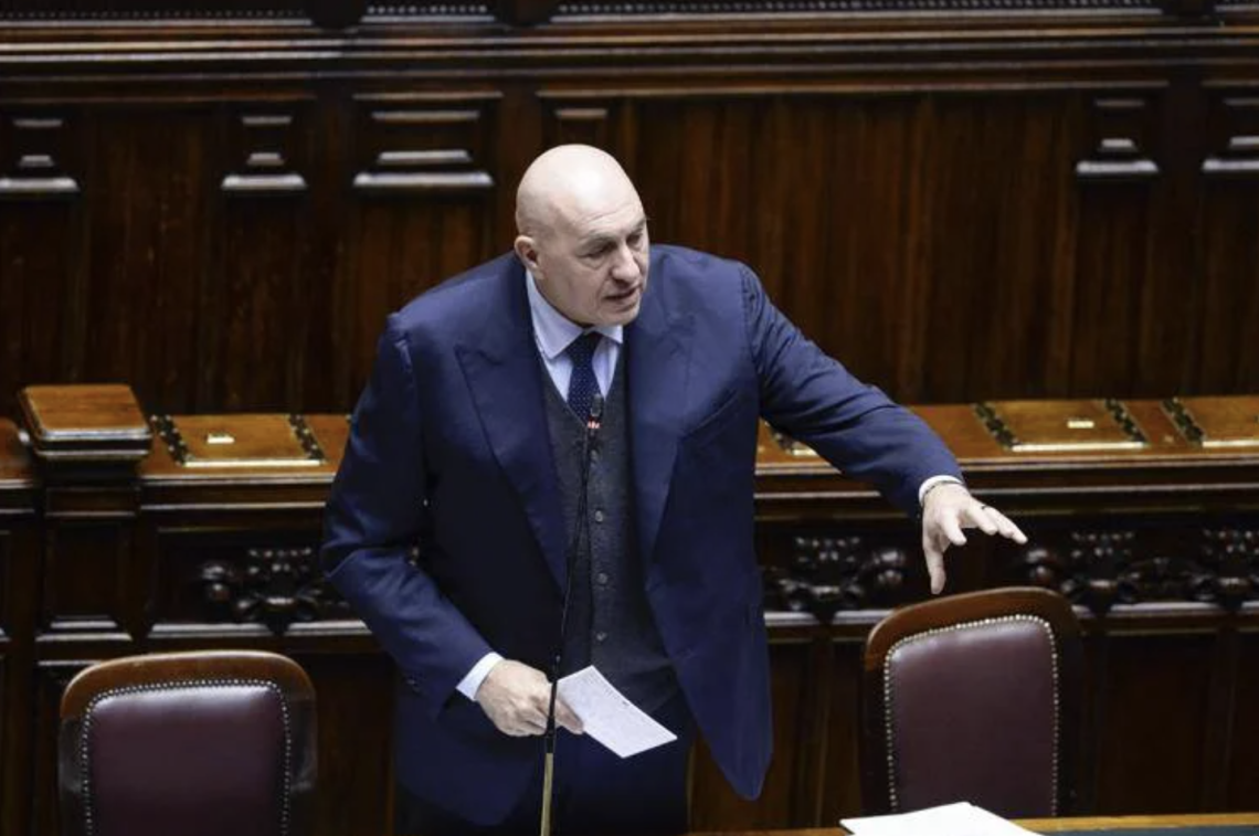 Iran, Crosetto: &laquo;Situazione drammatica, da decenni mai come ora su orlo dell'abisso&raquo;