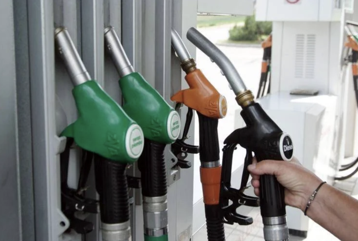 Benzina e diesel, prezzi ancora in aumento: gasolio arriva a 2 euro al litro