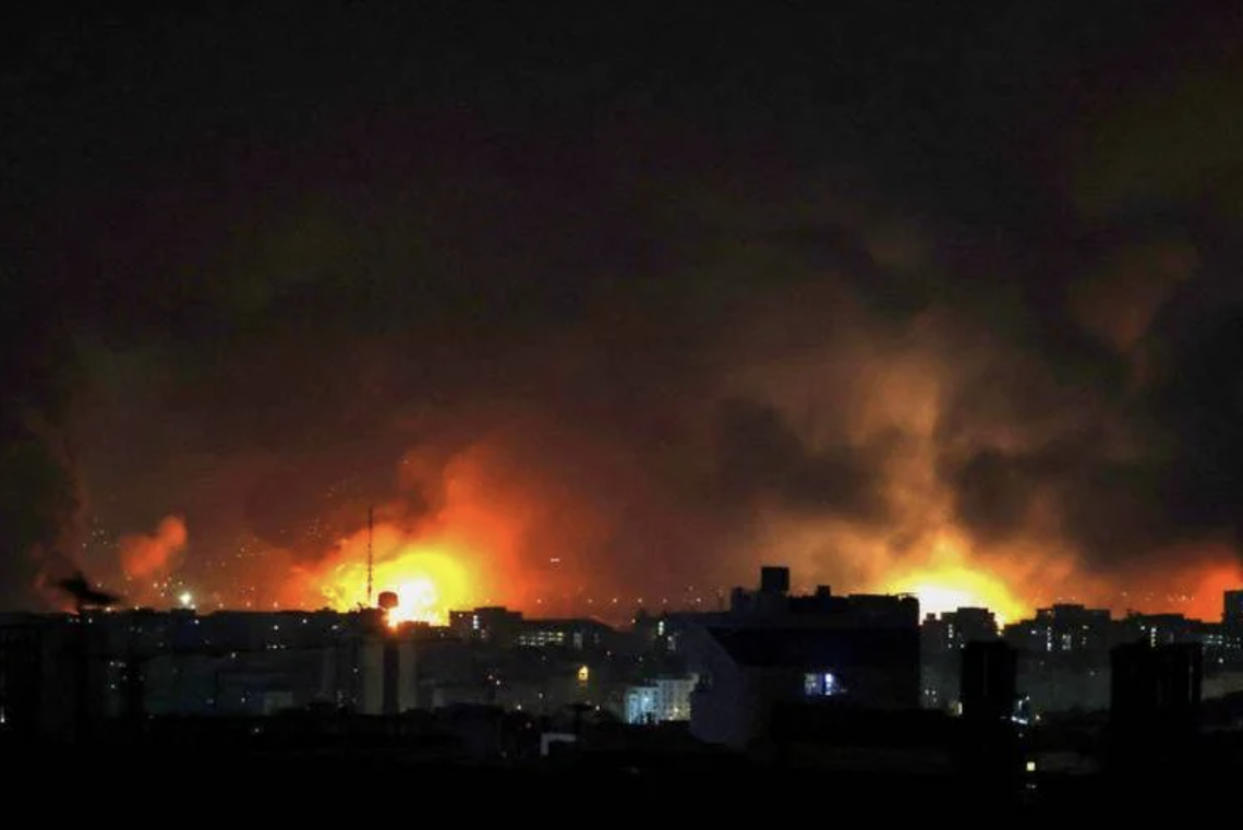 Iran, nuovi raid su Teheran. Droni contro Israele e basi Usa