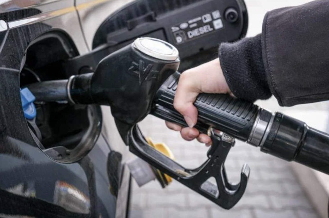 Benzina self service, in Campania rincari boom