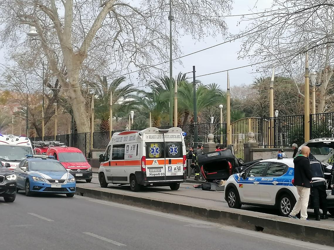 Ha un malore alla guida, l&rsquo;auto si ribalta: muore un 75enne