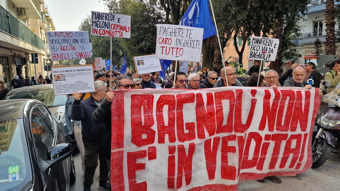 Bagnoli sfila: &laquo;Spiaggia s&igrave;, la Coppa no&raquo;