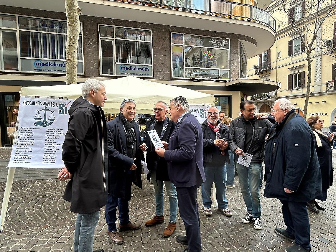 Referendum giustizia, avvocati napoletani in piazza per il s&igrave;