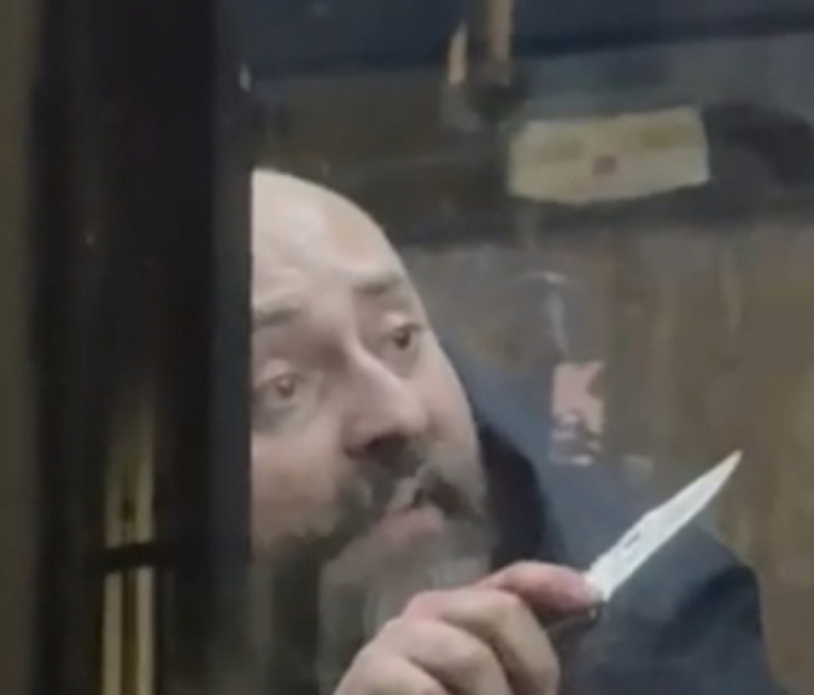 Aggred&igrave; una donna sul bus, suicida in ospedale