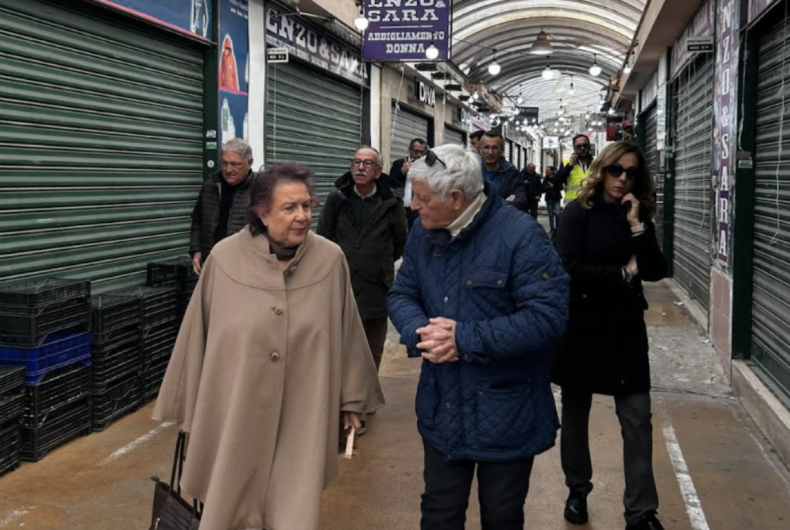 Fuorigrotta, riapre il mercatino dopo l&rsquo;incendio