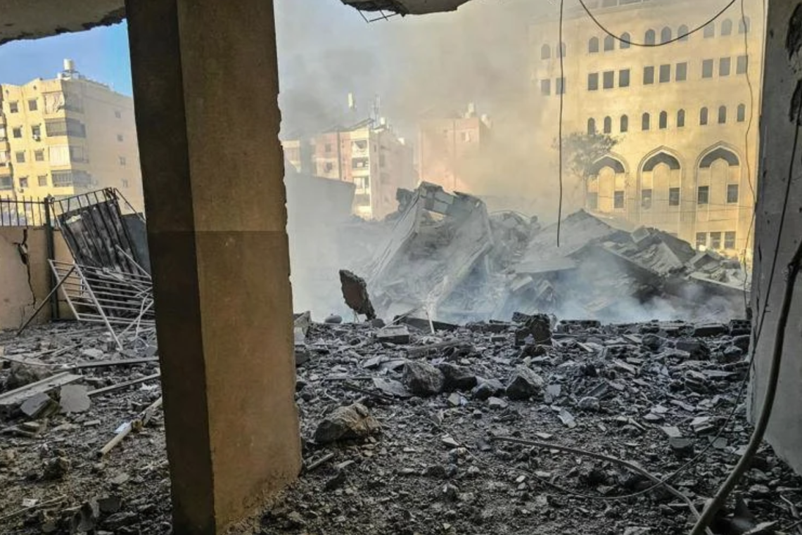 Iran lancia &laquo;attacchi intensi&raquo;, raid su basi Usa. Colpite navi cargo a Hormuz. Esplosioni vicino aeroporto Dubai 