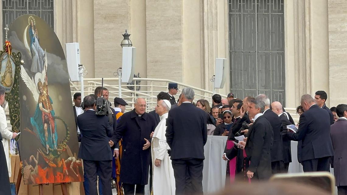 Papa Leone XIV benedice "La Donna vestita di sole"