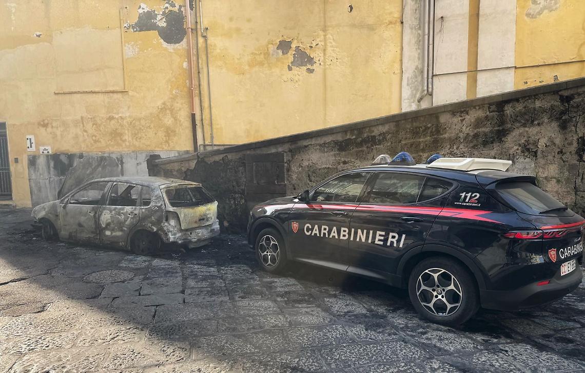 Incendia i panni della compagna e li lancia dal balcone, auto in fiamme