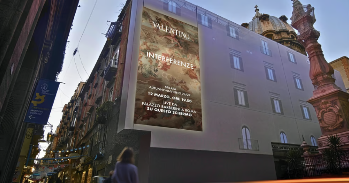 La sfilata di Valentino sul mega-schermo in via Tribunali 