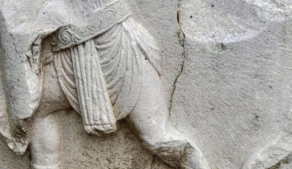 Scoperto monumento funerario romano con gladiatori lungo antica Via Appia ad Apollosa