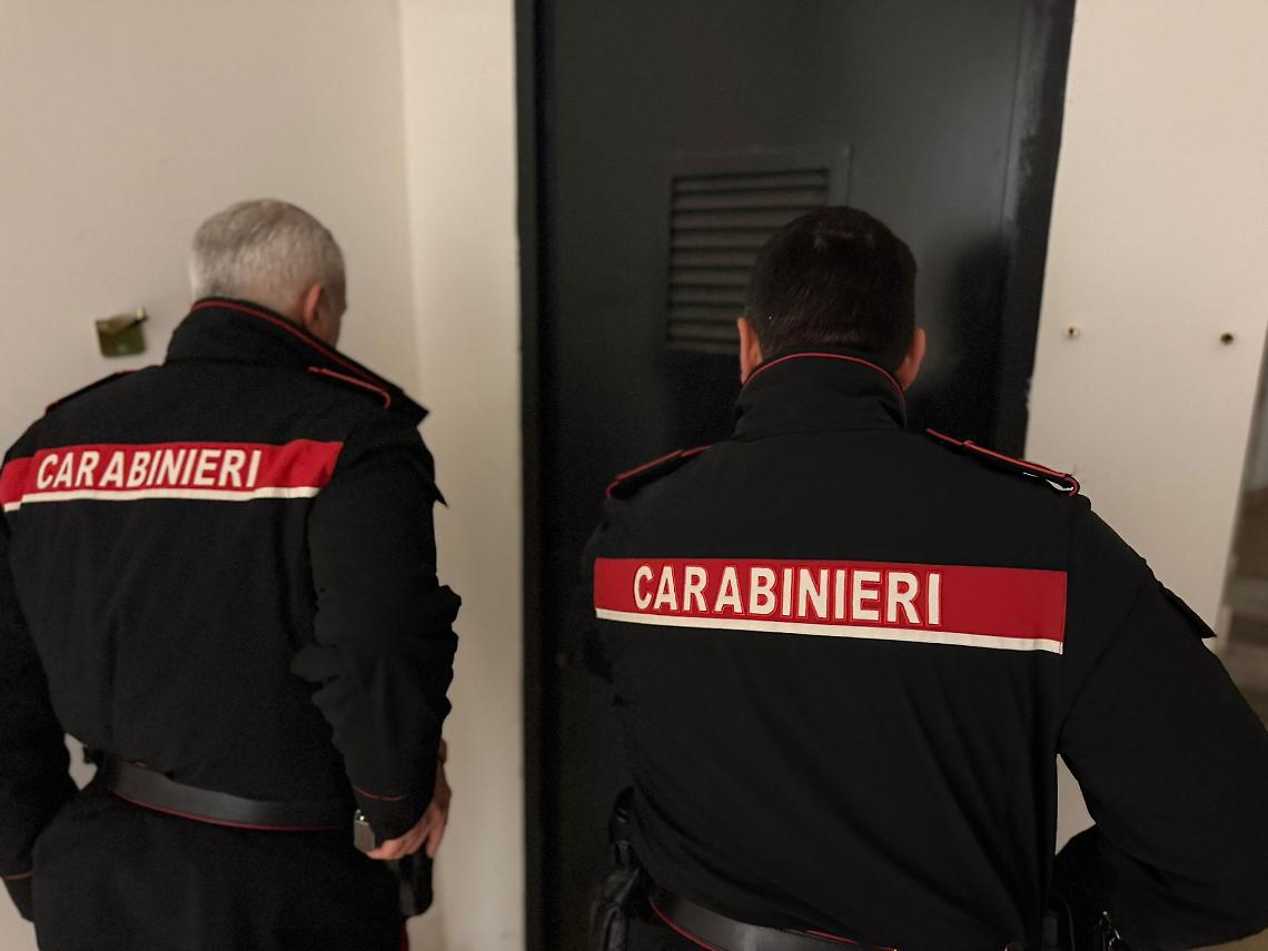 Picchia padre e moglie, poi fugge all&rsquo;arresto: scovato nel vano dell&rsquo;ascensore