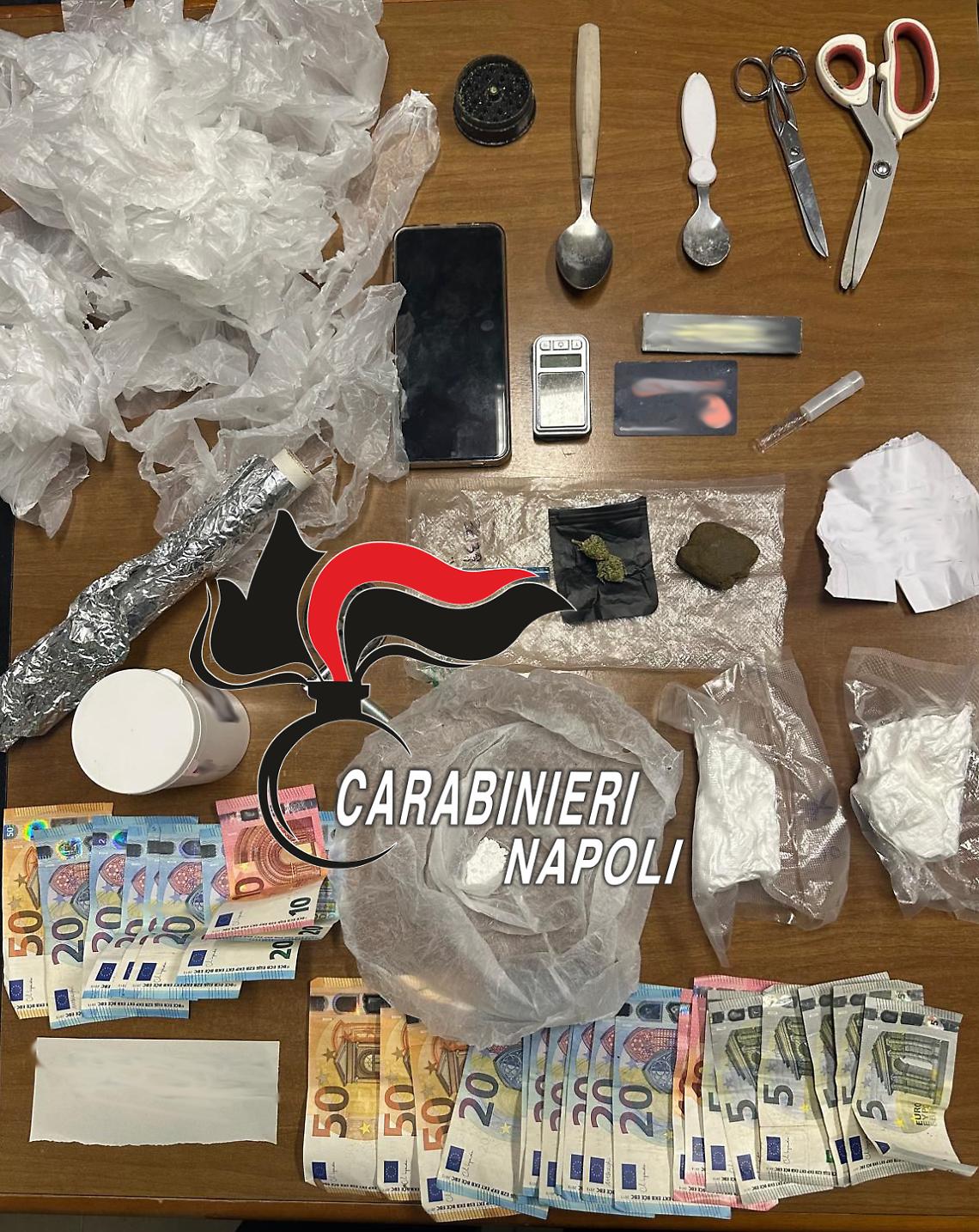 Una piazza di spaccio in un box: arrestato un 17enne