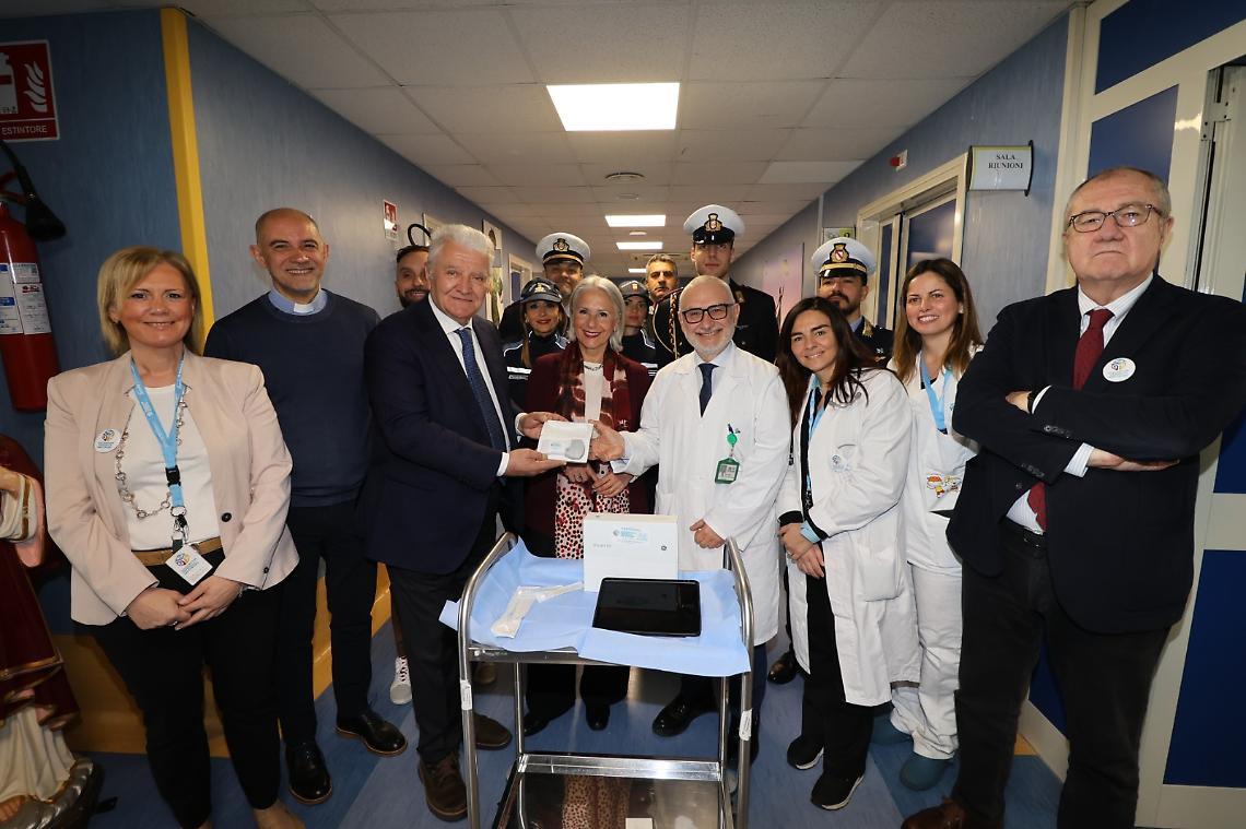 Polizia municipale dona ecografo wireless al Santobono 