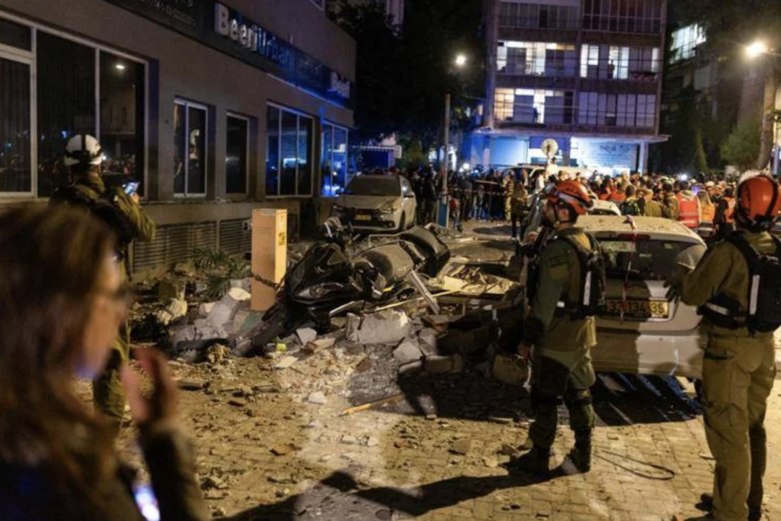 Missili dell'Iran su Tel Aviv, Israele attacca Beirut. Raid Usa su Hormuz