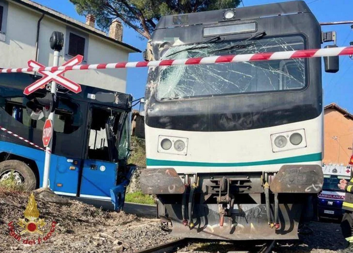 Treno contro autobus, feriti 5 studenti
