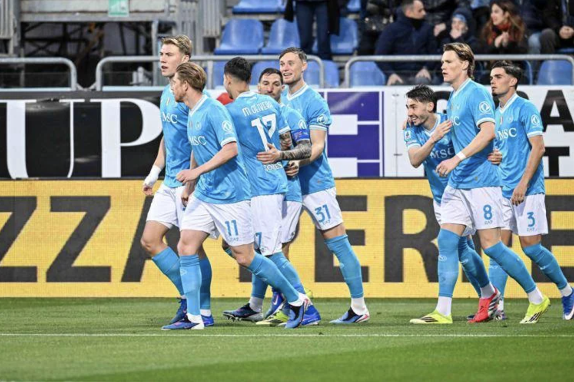 Cagliari-Napoli 0-1, McTominay porta Conte al secondo posto