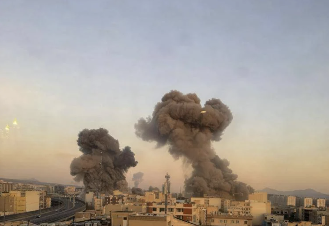 Iran, raid Usa-Israele su sito nucleare Natanz. Teheran lancia missili su base Diego Garcia