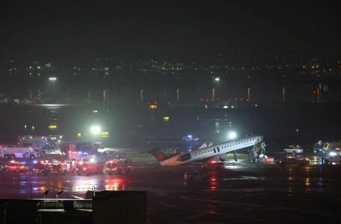 Aereo in fase di atterraggio si scontra con un veicolo: morti pilota e copilota 