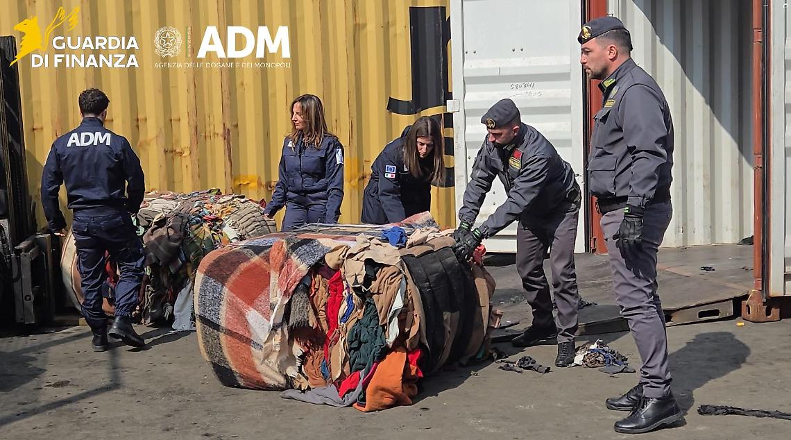 Blitz al Porto di Napoli, sequestrate 130 tonnellate di rifiuti tessili diretti in Nigeria 